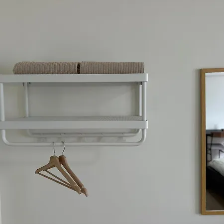3 Private Rooms, Cozy 15 Min Downtown Appartement